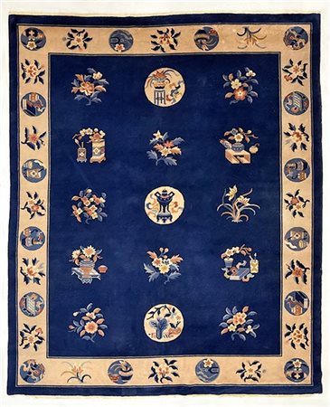Tappeto Pekino, Cina. Secolo XX. Decoro con simboli taoisti e rami fioriti su f