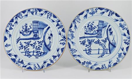 Lotto composto da due piatti in porcellana bianca e blu decorati a motivi flore