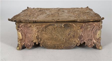 Cofanetto in bronzo di forma rettangolare con coperchio decorato a rilievo con