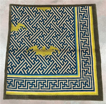 Tappeto Nepal, manifattura recente. Decoro con motivo tronco di cornice e campo