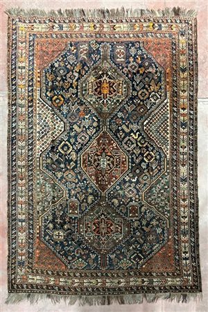 Tappeto Shiraz, Persia, inizio secolo XX. Decoro con tre medaglioni romboidali