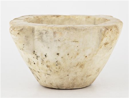 Antico mortaio in marmo (cm 31x14) (difetti e mancanze)