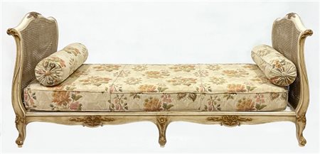 Letto ad una piazza in legno intagliato, laccato e dorato con sponde e traverse