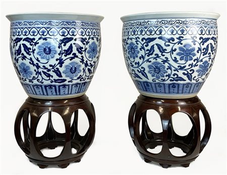 Coppia di cachepot in porcellana bianca e blu decorati con motivi floreali con