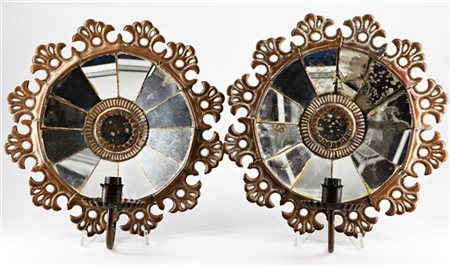 Coppia di appliques ad una luce in rame traforato e specchi a settori (h cm 33)