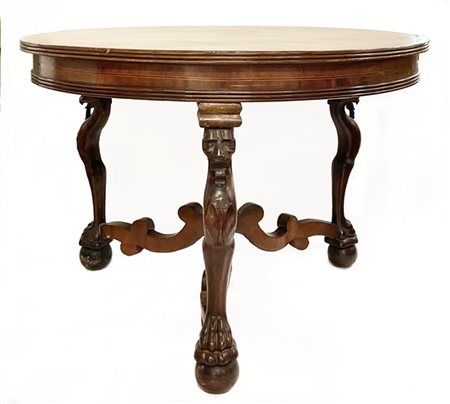 Tavolo con piano circolare in legni vari, tre gambe a grifone monopode su piedi