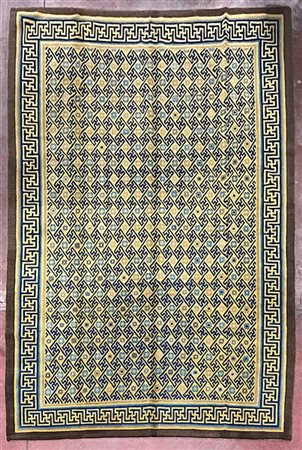 Tappeto Nepal, recente manifattura. Decoro all over con griglia blu su fondo gi