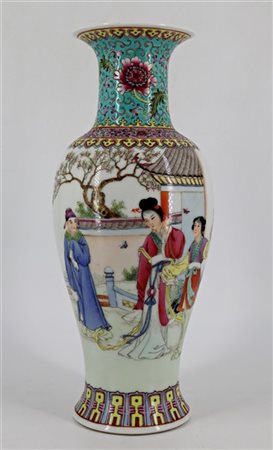 Vaso in porcellana policroma decorato con figure e scritte
Cina, secolo XX
(h c