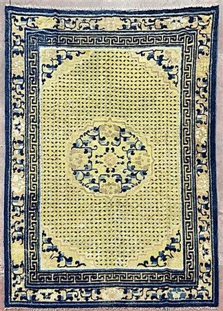 Tappeto Ning-Xia, Cina, fine secolo XVIII. Decoro con medaglione mandala nei to