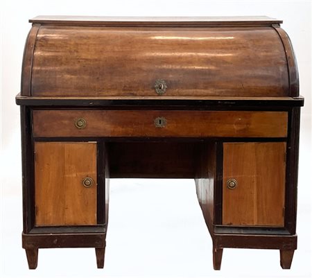 Scrittoio con ribalta a rullo in legni vari e bordure ebanizzate, fronte a due