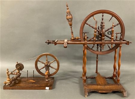 Lotto composto da filarino e arcolaio in legno tornito. Secolo XIX-XX (h. max c