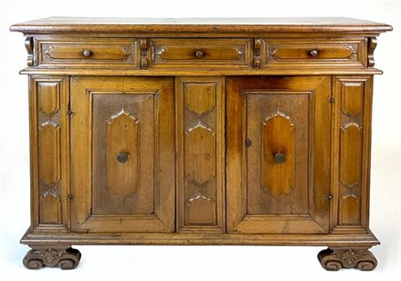 Antica credenza in noce a due ante e tre cassetti con decori a cartelle mistili