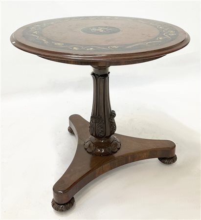 Tavolino con piano circolare in scagliola policroma centrato da volatile entro