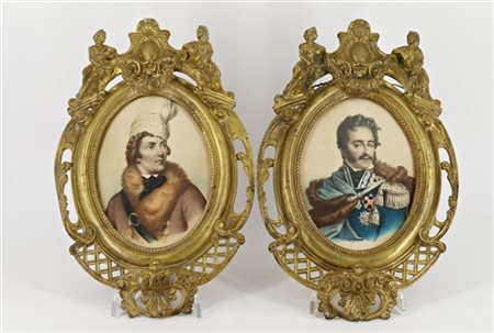 Coppia di antiche cornici in bronzo fuso e traforato di forma ovale con cimasa