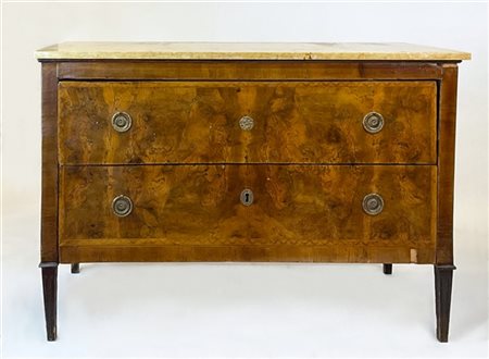 Cassettone impiallacciato in noce e radica di noce con fronte a due cassetti e