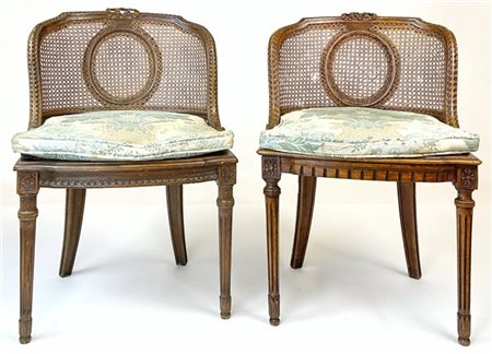 Due poltroncine in legno intagliato con sedute e schienale in paglia di Vienna