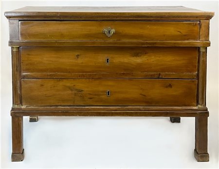 Cassettone Impero in noce con fronte a tra cassetti e montanti a semicolonna su