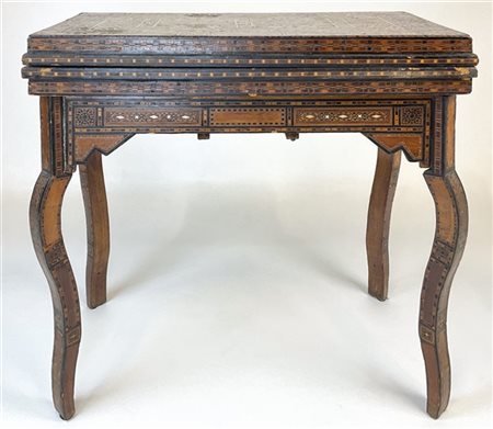 Tavolo da gioco interamente intarsiato a motivi geometrici in legni vari, madre