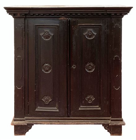 Antico credenzino con fronte a due ante pannellate decorate da piccoli intagli,