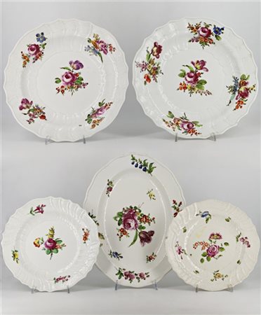 Manifattura di Vienna, secolo XVIII-XIX. Lotto composto da due grandi piatti e