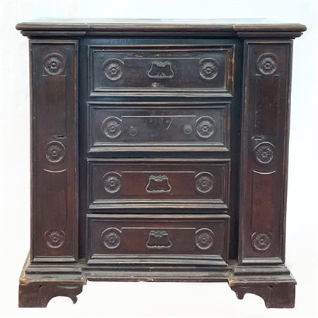 Antica cassettiera con fronte a quattro cassetti e lesene incernierate celanti