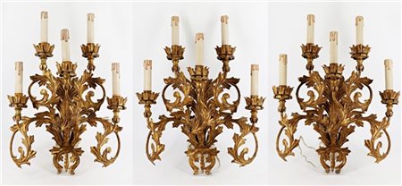 Lotto composto da tre applique in lamierino dorato a cinque luci con decoro a v
