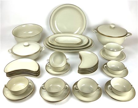 Manifattura Richard Ginori. Parte di servizio da tavola in porcellana con bordo