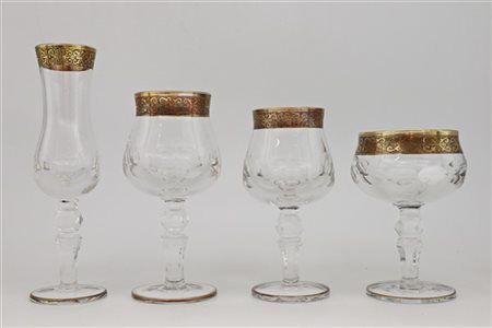 Servizio di bicchieri in vetro molato con bordure dorate composto da dodici cal