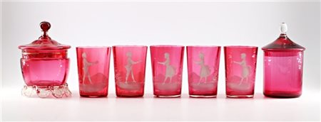 Lotto composto da cinque bicchieri in vetro rosa decorato in bianco con figure