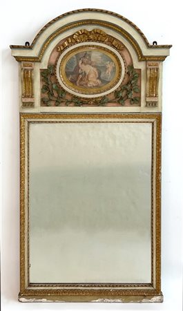 Specchiera in legno intagliato, laccato e dorato con cimasa centinata e centrat