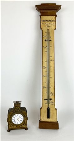 Lotto composto da un piccolo orologio da scrivania in metallo dorato in foggia