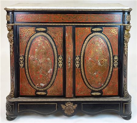 Credenza a due ante interamente intarsiata in ottone su fondo in tartaruga e le