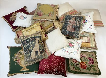 Cartone contenente numerosi cuscini di varie fogge e dimensioni (difetti)