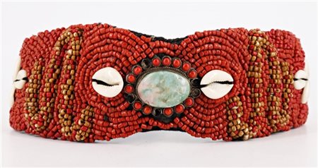 Cintura etnica composto da conchiglie, cabochon in pietra dura e perline a fint