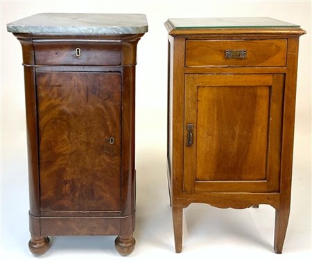 Lotto composto da un comodino in mogano con fronte ad un cassetto ed un'anta, p