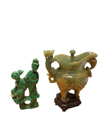 Lotto composto da un Jue in pietra dura verde poggiante su base in legno e una