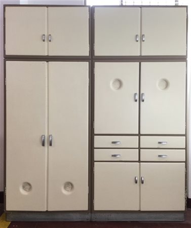 Armadio da cucina in legno laccato grigio e bianco, con stipi a due ante, quatt