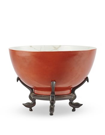 Ciotola in porcellana monocroma rosso ferro recante marchio Yongzheng, e poggia