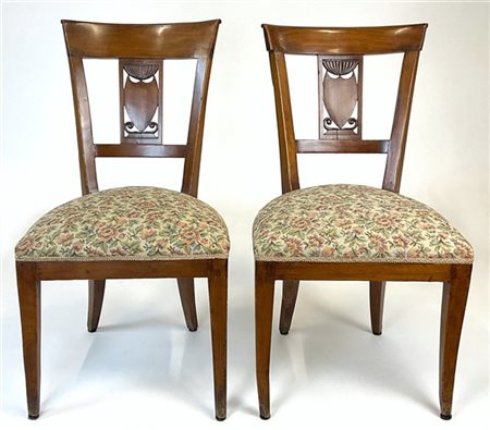 Coppia di sedie con schienale centrato da cartella intagliata e traforata, gamb