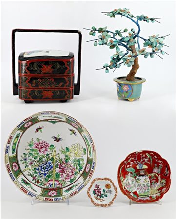Cartone contenente diversi oggetti in porcellana, pietra dura e lacca
Cina, sec