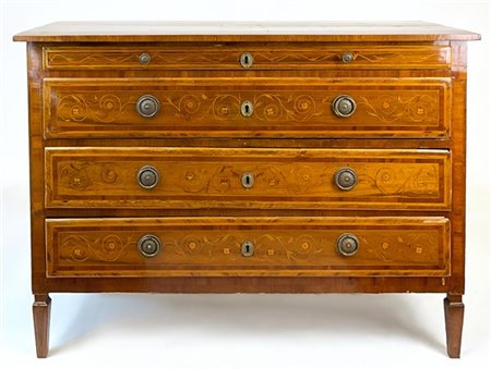 Cassettone lastronato, filettato e intarsiato in legni vari, fronte a tre casse