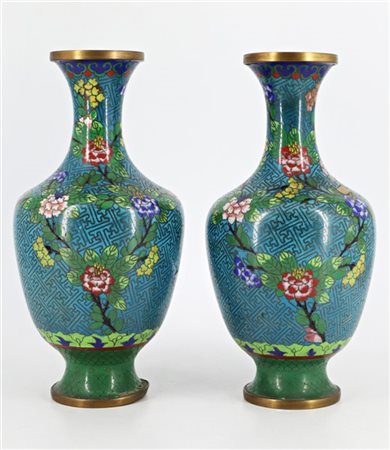 Due vasi in smalto cloisonnè decorati con motivi floreali
Cina, secolo XIX/XX
