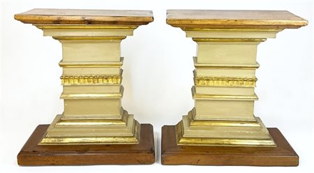 Coppia di alzate da muro con sostegni in legno laccato e dorato, base e piano i