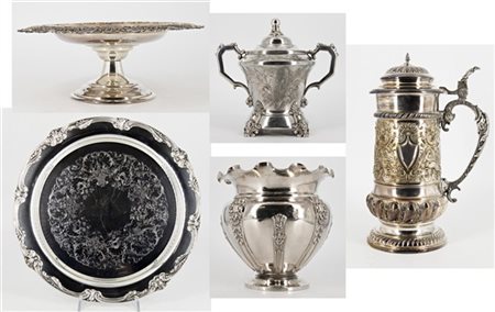 Lotto composto da diversi oggetti in metallo argentato tra cui un tankard con i