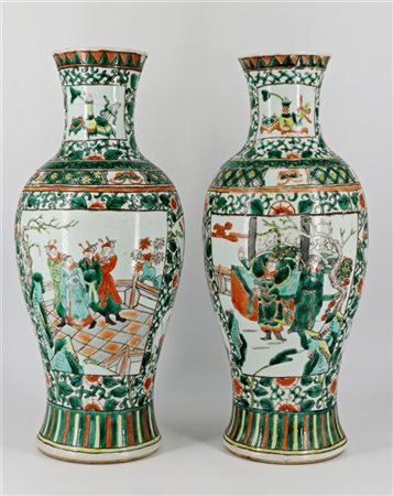 Coppia di vasi in porcellana Famiglia Verde decorati con personaggi entro riser