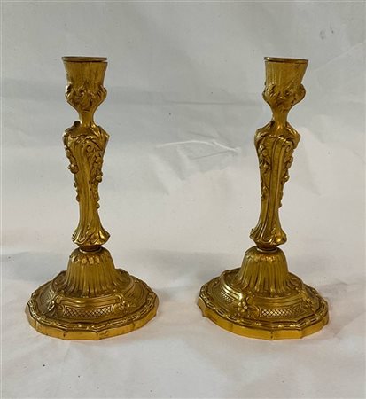 Coppia di candelieri in bronzo dorato in stile Luigi XV con decoro a rocaille e