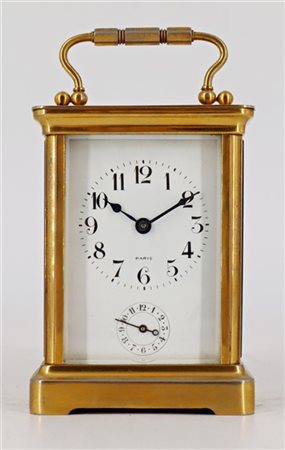 Officier in metallo dorato e vetri. Quadrante bianco a numeri arabi, movimento