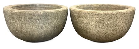 Coppia di vasche circolari in granito (d. cm 67, h cm 34) (difetti)