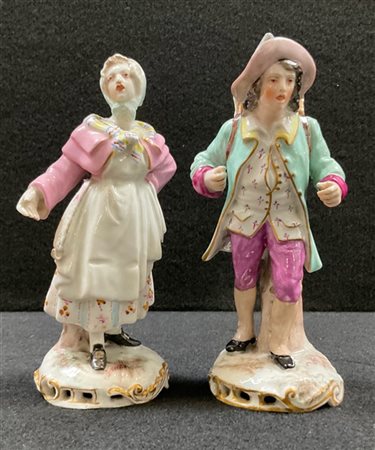 Manifattura del secolo XIX. Coppia di figure ispirate ai "Cris de Paris" in por