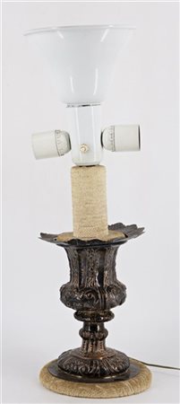 Antico vaso in rame sbalzato e argentato montato a lampada di epoca successiva
